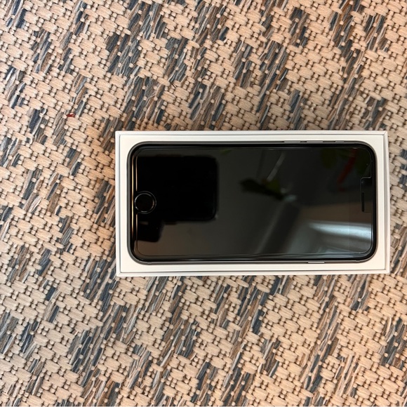 iPhone 6 32GB - Picture 6 of 8